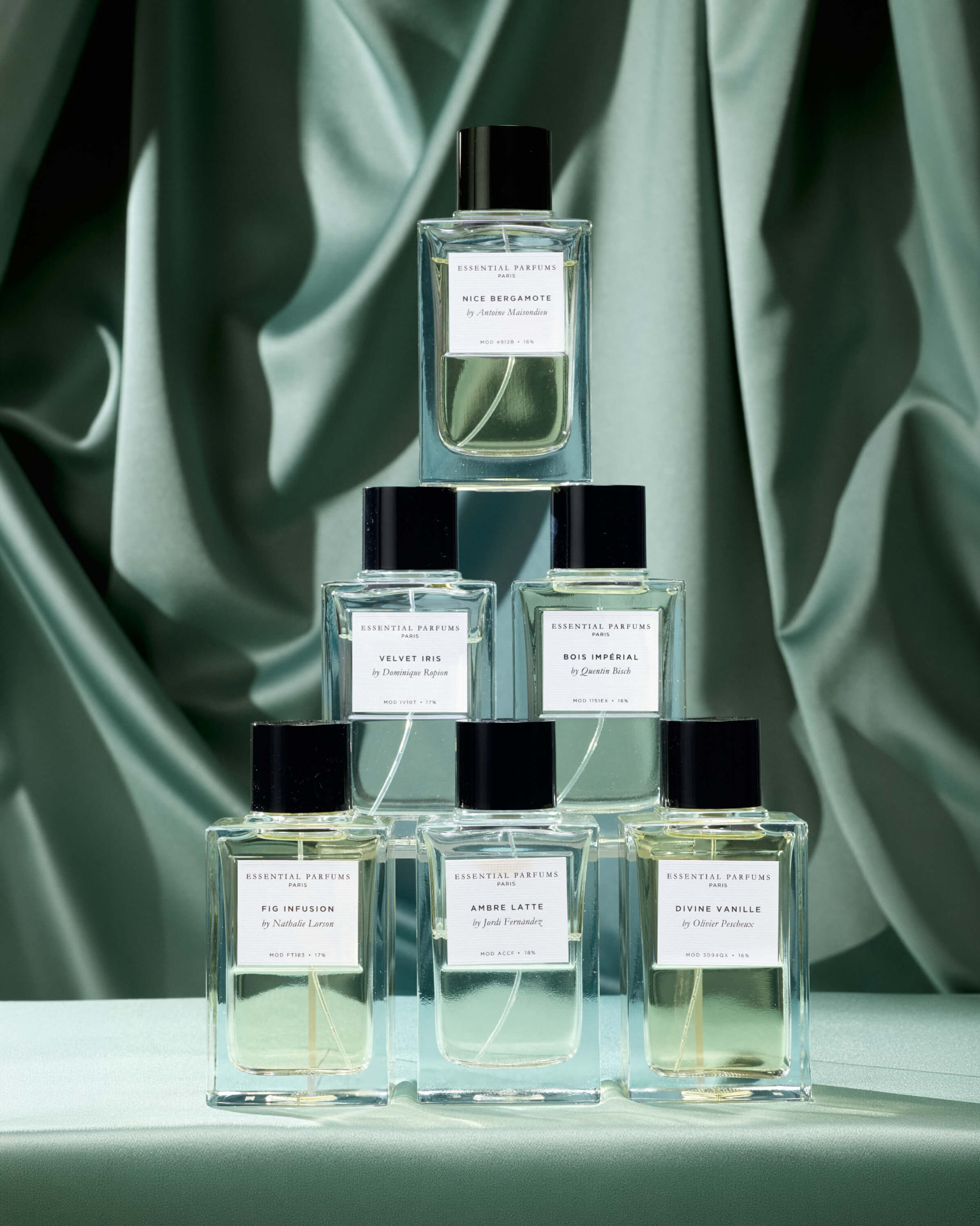 Colecție Essential Parfums pe fundal textil verde
